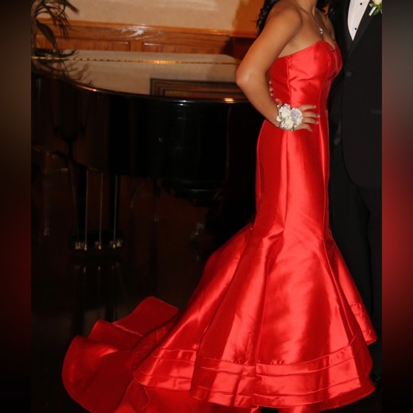 Dresses & Skirts - Red Prom dress from Glitterati